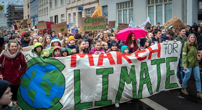   مردم در تظاهرات جمعه ها برای آینده برای اقدام اقلیمی در بن، آلمان شرکت می کنند.