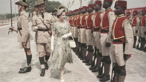 ملکه الیزابت دوم در طول تور مشترک المنافع خود در 2 فوریه 1956 مردان هنگ نیجریه خود را که به تازگی تغییر نام داده اند، نیروهای مرزی سلطنتی غرب آفریقا، در فرودگاه کادونا، نیجریه، بازرسی می کند.
