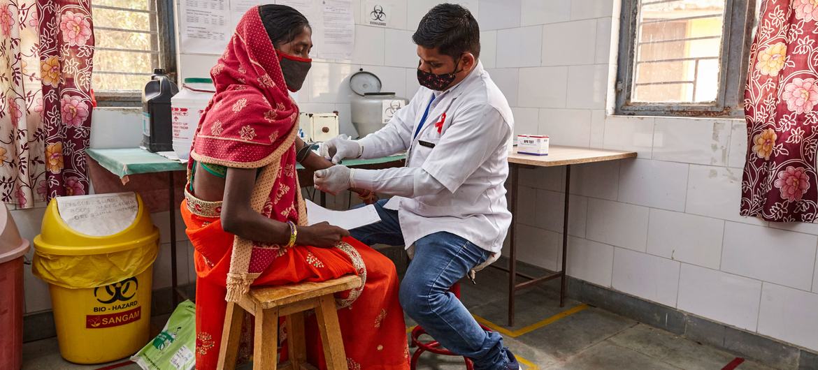زنی در اوتار پرادش هند آزمایش HIV می گیرد.
