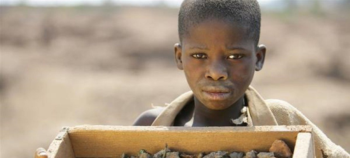 یک پسر برای معدن مس در شهر کیپوشی در جنوب شرقی جمهوری دموکراتیک کنگو استخراج می کند.