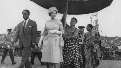 ملکه الیزابت دوم در سفر به کوماسی دوربا با کوامه نکروماه، رئیس جمهور غنا، در جریان تور خود از غنا، نوامبر 1961.