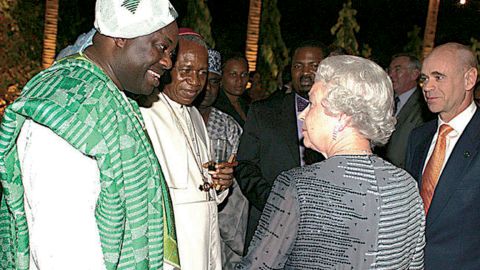 ناشر مجله نیجریه ای دل مومودو با ملکه الیزابت در سال 2003 در یک دیدار دولتی از ابوجا، نیجریه ملاقات کرد. 